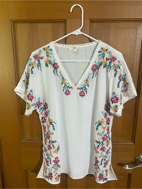 ANDREE BY UNIT White Embroidered Floral V-Neck Tunic